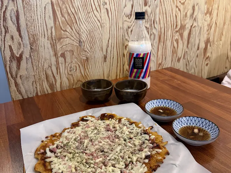 베이컨 치즈 감자전과 느린마을 막걸리