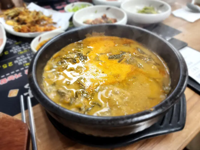 뚝배기에 담겨 보글보글 끓고 있는 추어탕