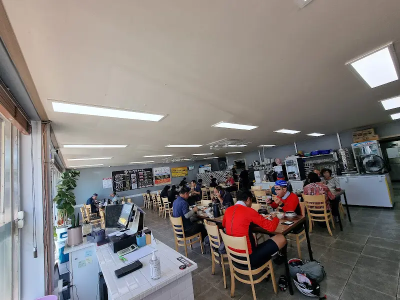 넓은 식당 내부 모습