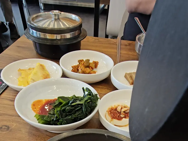 갓 지은 솥밥과 정갈한 밑반찬