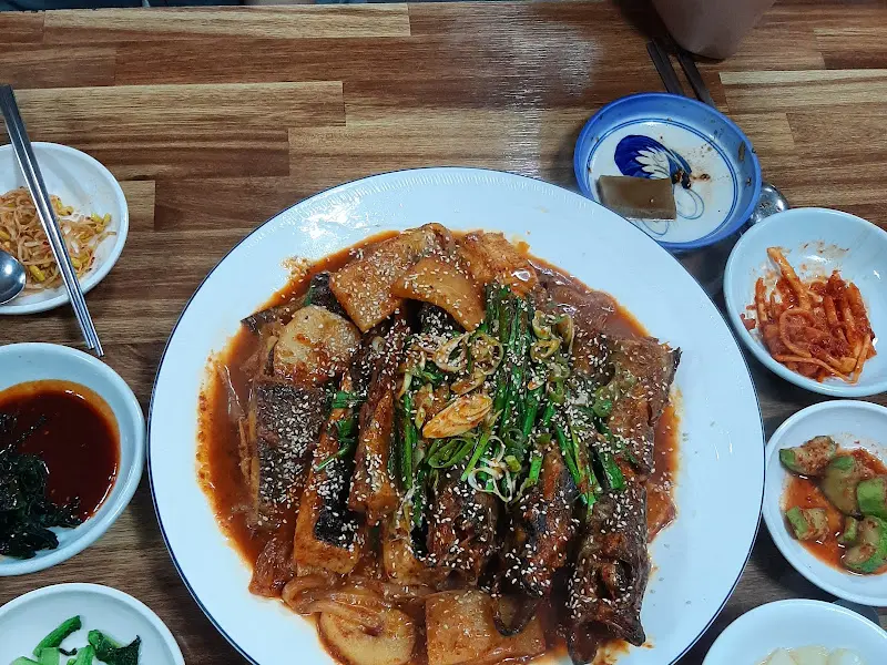 푸짐한 생선찜 한 상 차림