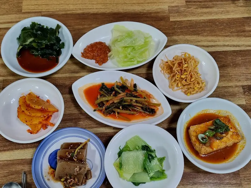 다채로운 밑반찬의 향연