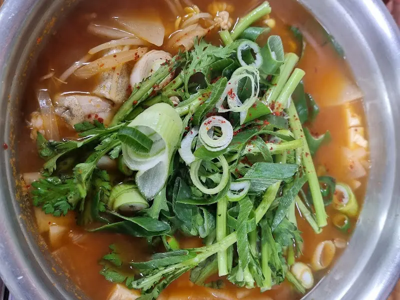 싱싱한 채소가 듬뿍 들어간 탕