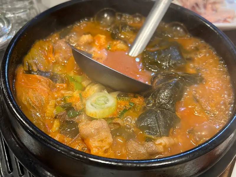 뚝배기에 담겨져 나온 시래기 해장국