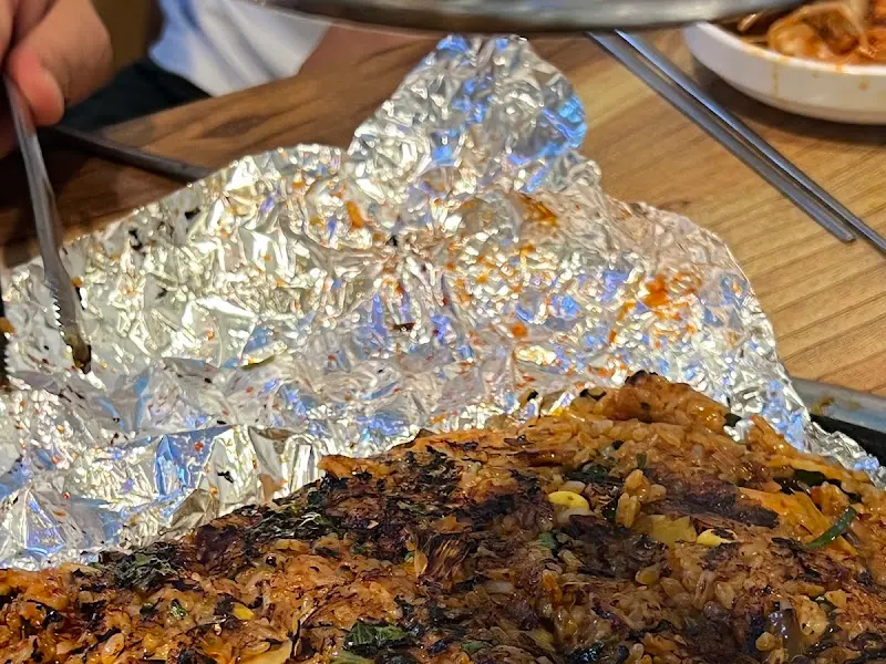 볶음밥을 볶는 모습