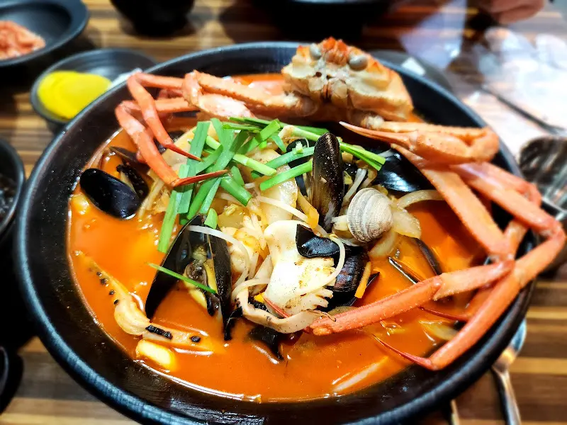 홍게 한 마리가 통째로 들어간 홍게짬뽕