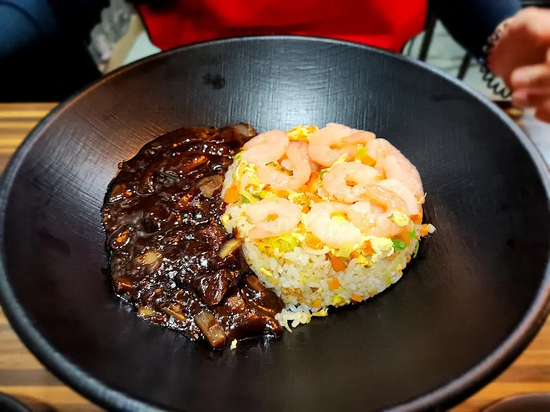 짜장 소스와 볶음밥의 조화