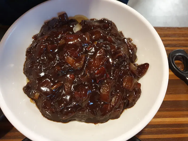 윤기가 흐르는 짜장 소스