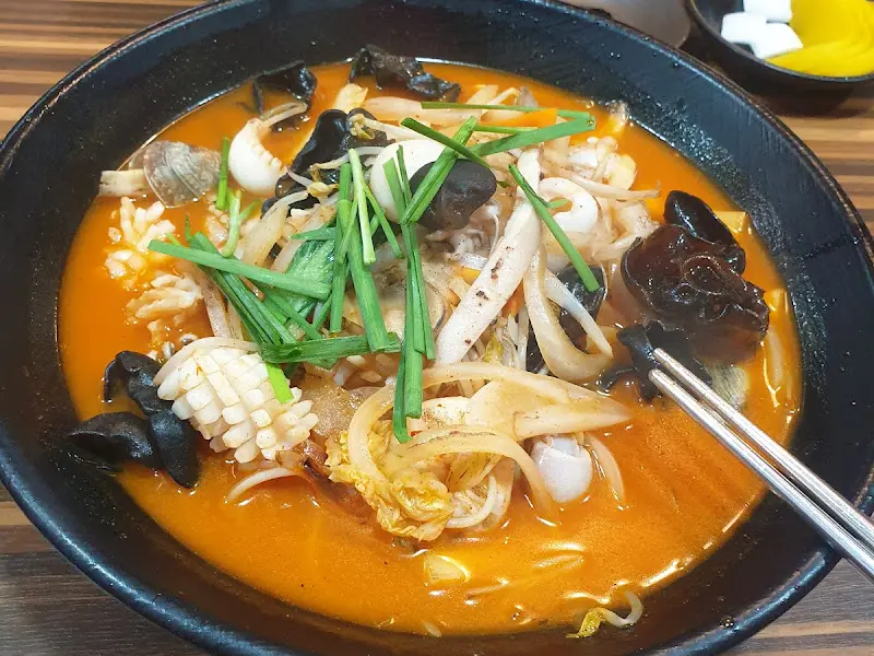 각종 해산물과 야채가 어우러진 짬뽕