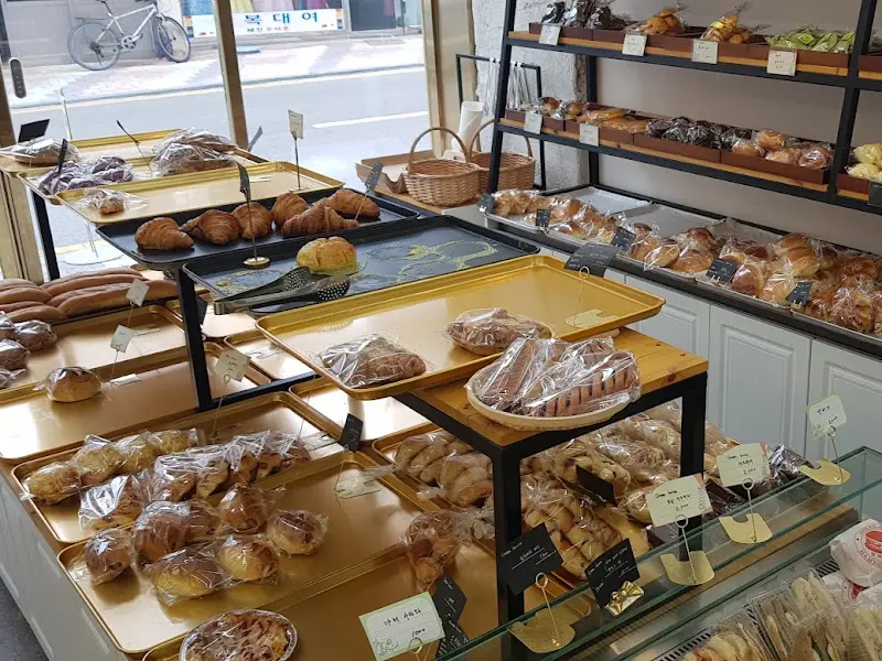 다양한 빵이 진열된 모습