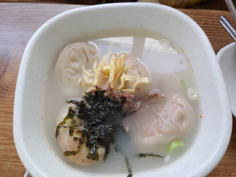 김치만두국의 전체적인 모습