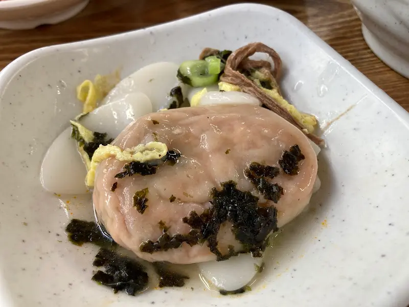 만두와 떡이 함께 들어간 모습