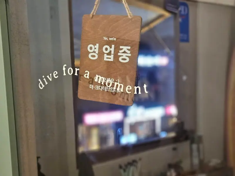 가게 문에 걸린 영업 중 팻말