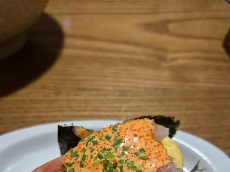 참치와 소스가 듬뿍 올라간 마끼