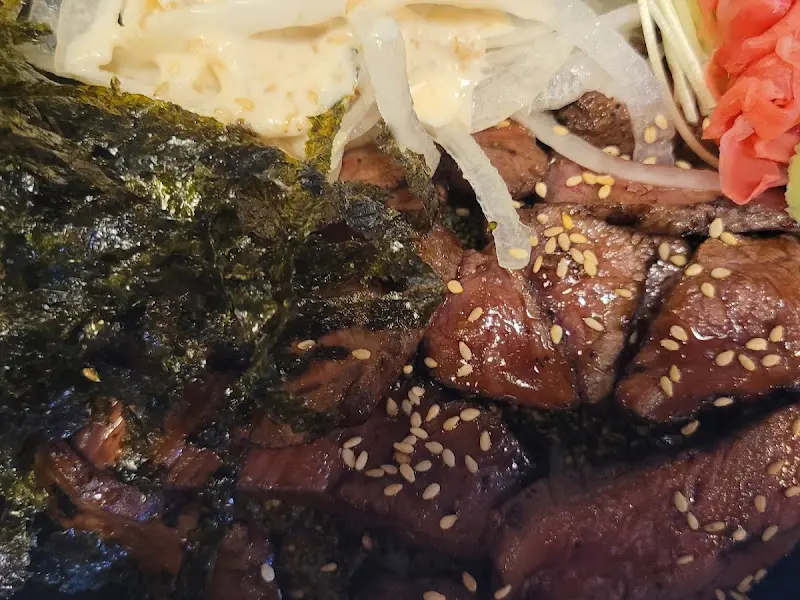 스테이크 덮밥 근접샷