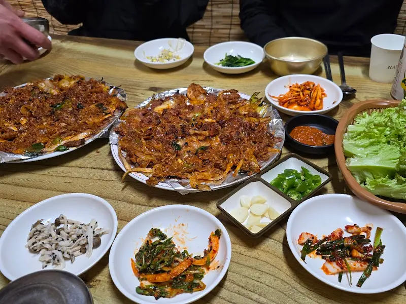 돼지 석쇠구이와 쌈 채소