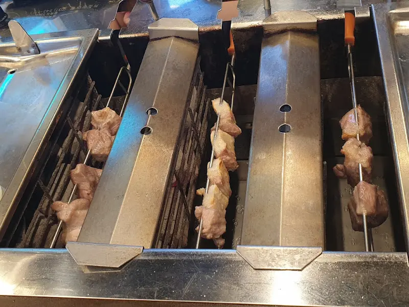 흑돼지 꼬치 굽는 모습