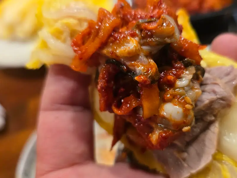 보쌈, 김치, 굴의 완벽한 삼합.