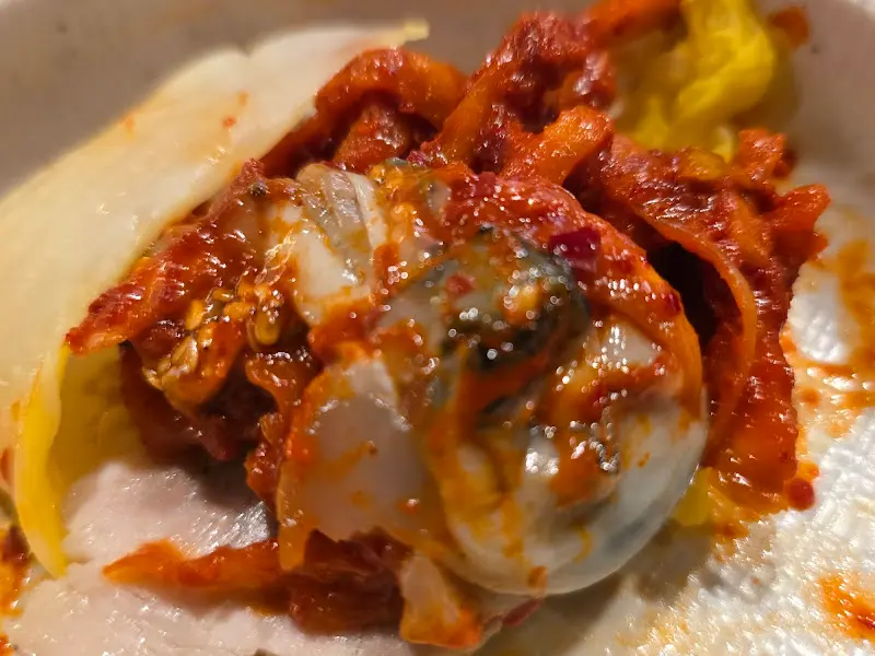 굴, 보쌈, 김치를 배추에 싸서 한 입에 넣으면 천상의 맛을 느낄 수 있다.