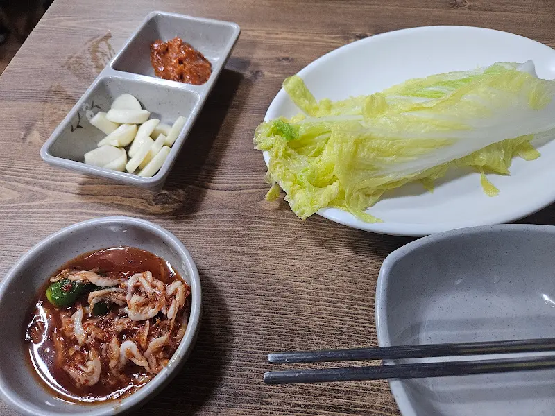 곁들여 먹는 쌈 채소와 양념.