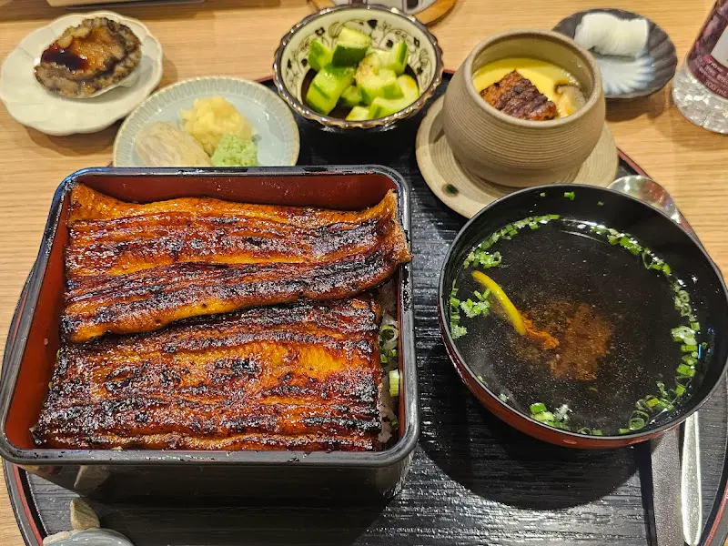 정갈하게 차려진 장어덮밥 한 상