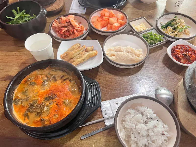 추어탕과 밑반찬 전체 사진