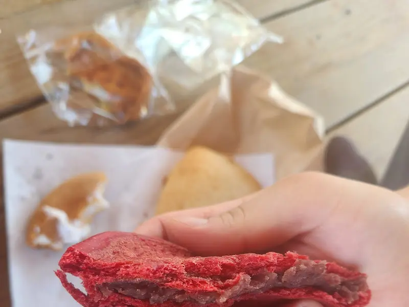 모리씨 빵가게에서 맛본 빵들: 홍국쌀 식빵, 아몬드 슈, 단팥빵