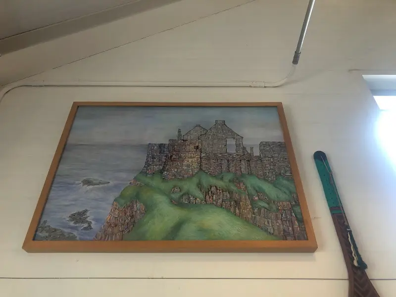 모리씨 빵가게 내부: 그림 액자가 걸린 벽면