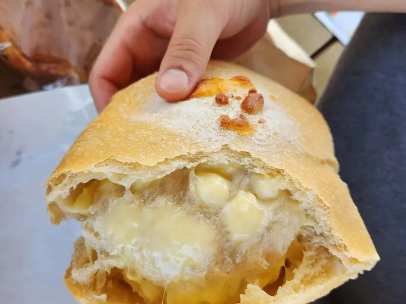 모리씨 빵가게의 치즈송송빵: 빵 속에 가득 찬 치즈가 인상적이다.