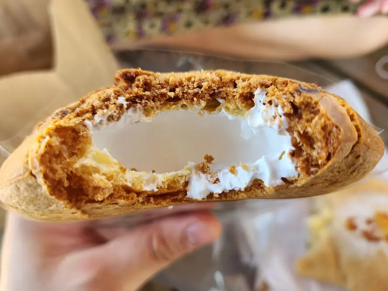 모리씨 빵가게의 아몬드 슈 단면: 겉바속촉의 정석