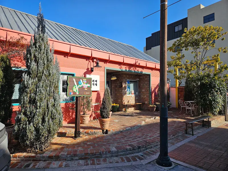 모리씨 빵가게 외관: 붉은 벽돌 건물이 눈에 띈다.