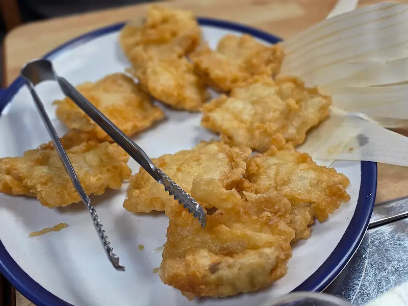 금방 튀겨져 나온 듯한, 겉은 바삭하고 속은 촉촉한 복 튀김