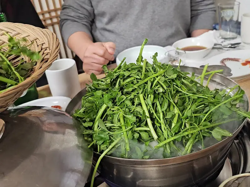 미나리가 듬뿍 담긴 복 지리의 모습