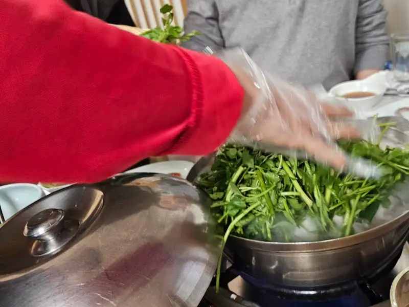 신선한 미나리가 가득 담긴 모습