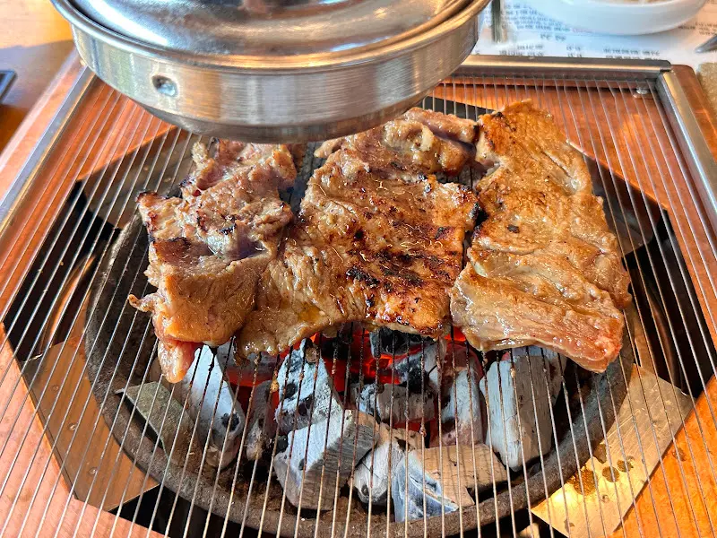 숯불 위에 구워지는 갈비