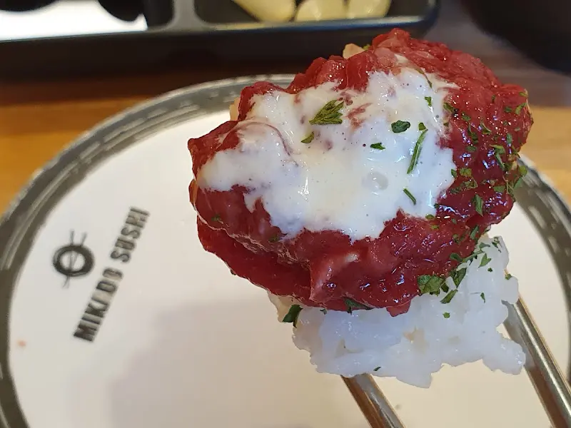 육회 군함 초밥