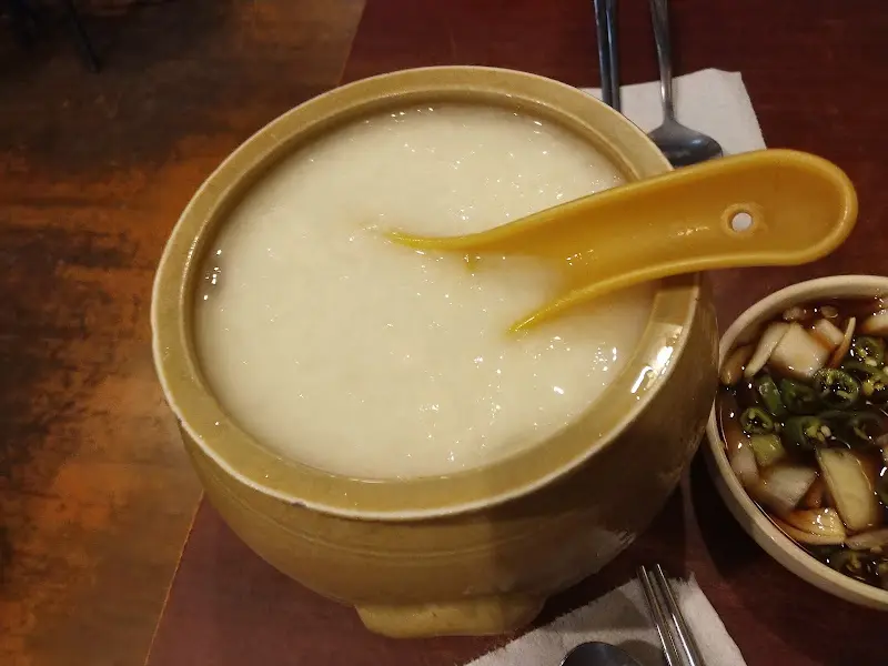 동동주와 곁들임 반찬