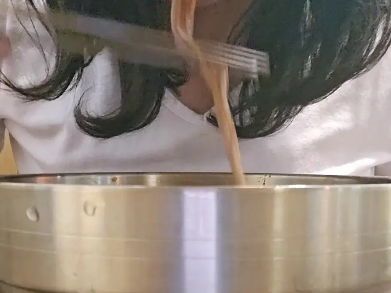 면을 들어올리는 모습