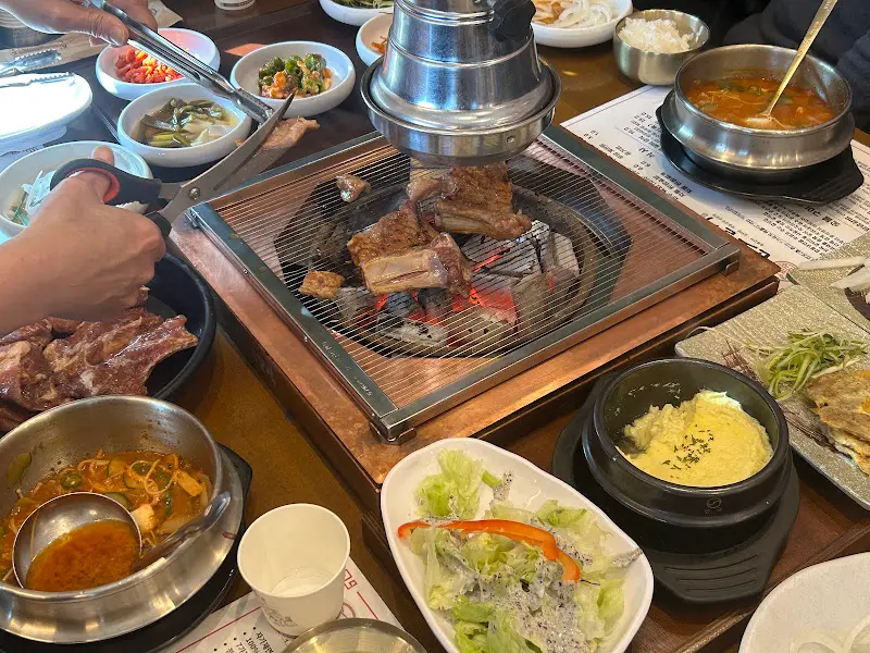 숯불에 구워지는 갈비