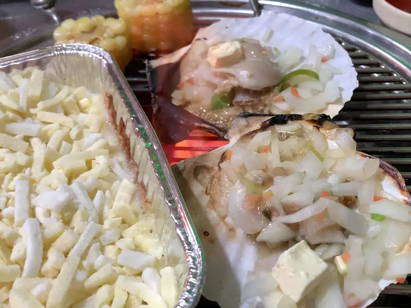 불판 위의 조개구이