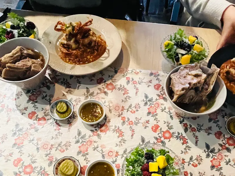 테이블 가득 채운 풍성한 한 상