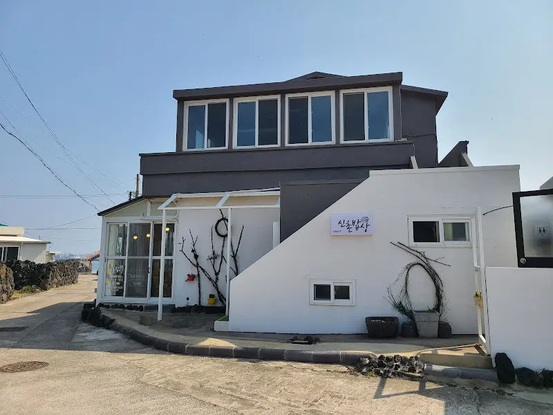 깔끔한 외관의 신촌밥상