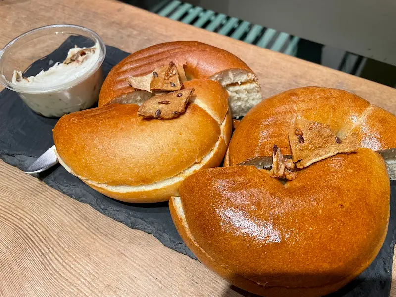 허니밀크 베이글과 블루베리 크림치즈