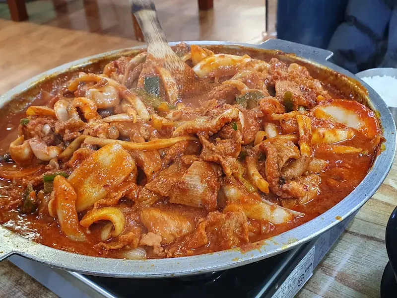 매콤한 양념에 볶아진 쭈꾸미와 채소