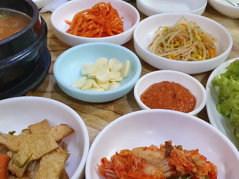 다양한 밑반찬들