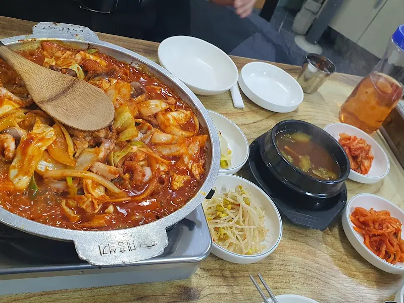 쭈꾸미볶음과 밑반찬 전체샷