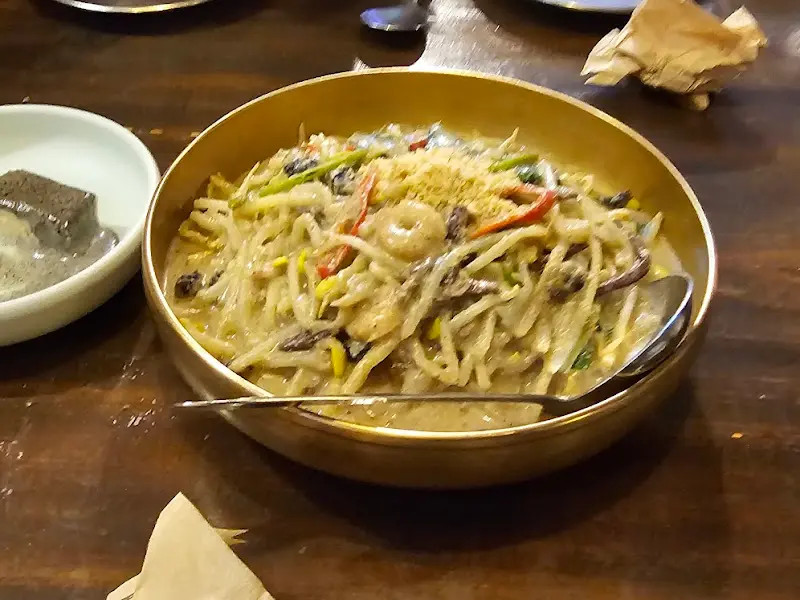 들깨 소스가 듬뿍 뿌려진 잡채