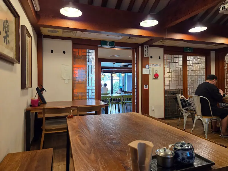 정갈하게 놓인 테이블 세팅