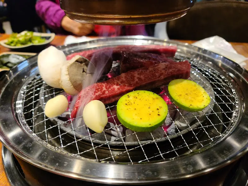 불판 위에서 익어가는 소고기