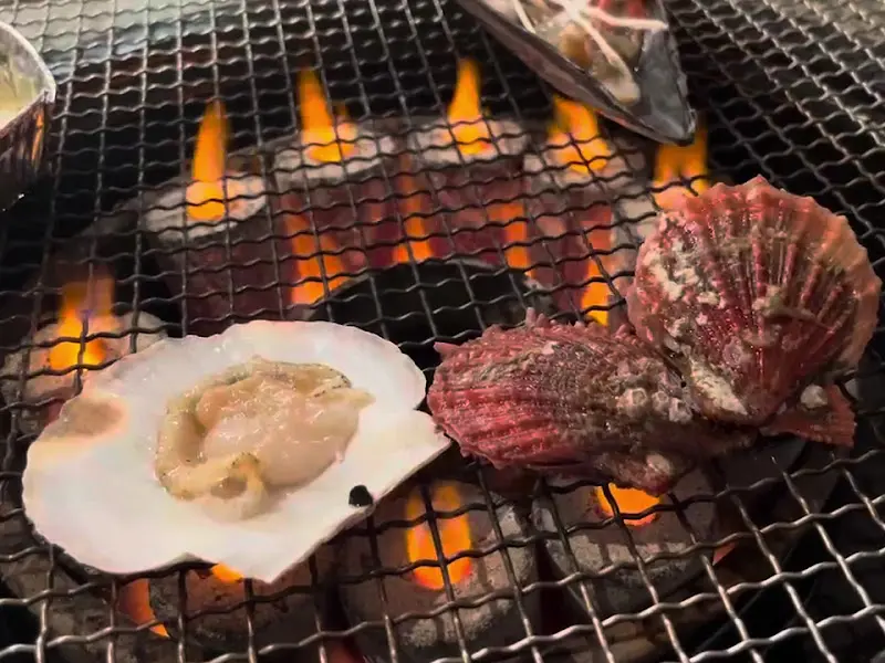 불판 위에서 익어가는 조개